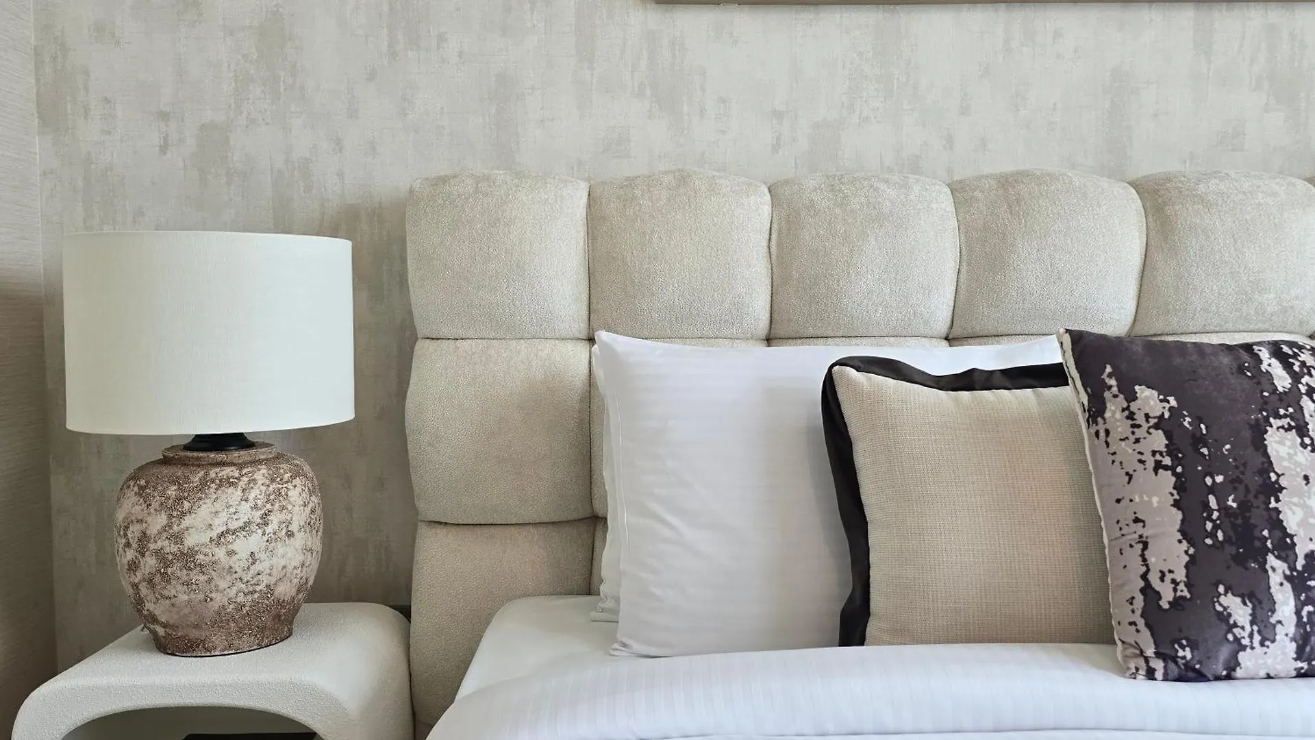 Venduras Homes -Grande Tower, Downtown Dubai, Burj Khalifa & Fountain Views Apartment