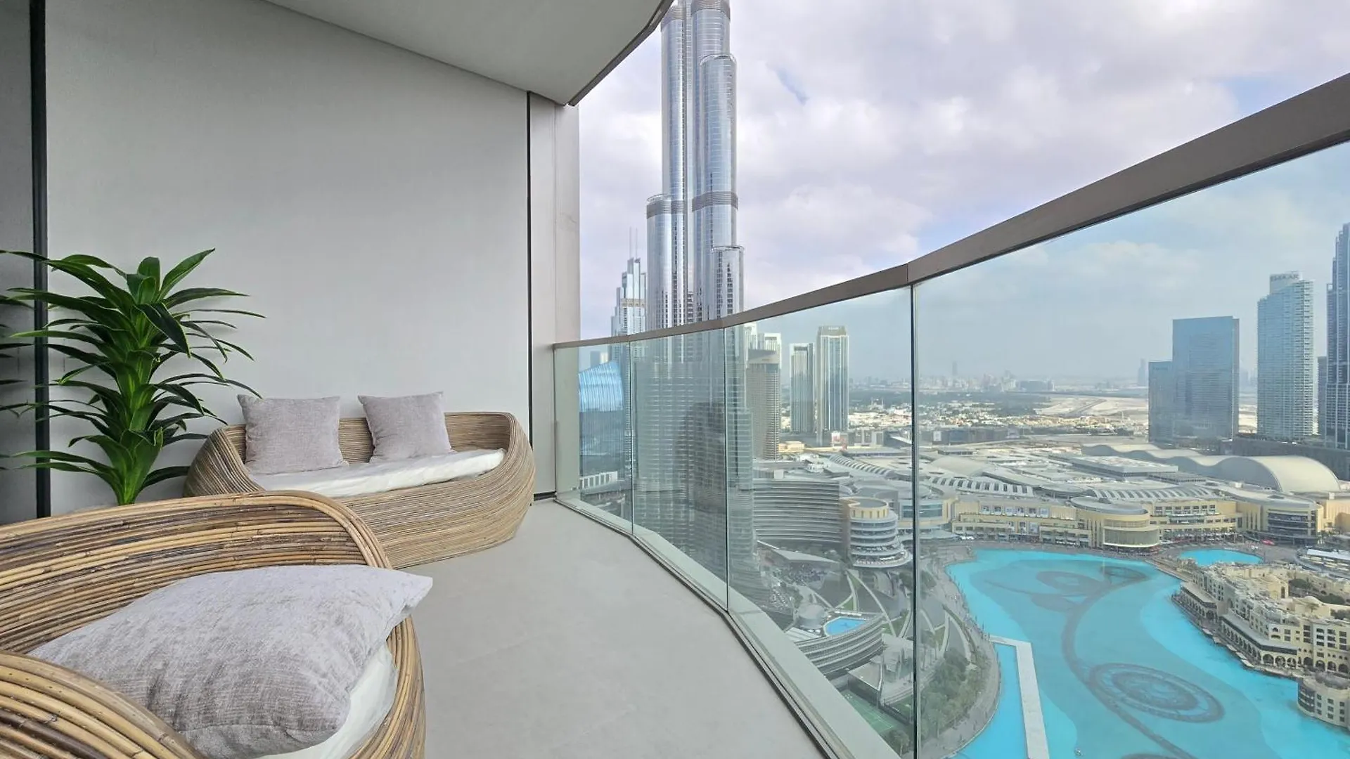 Venduras Homes -Grande Tower, Downtown Dubai, Burj Khalifa & Fountain Views