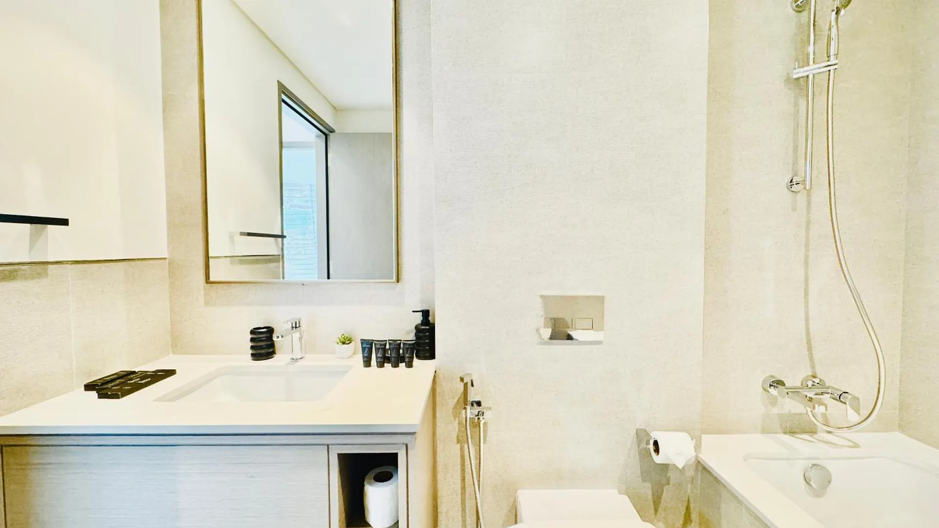 Venduras Homes -Grande Tower, Downtown Dubai, Burj Khalifa & Fountain Views